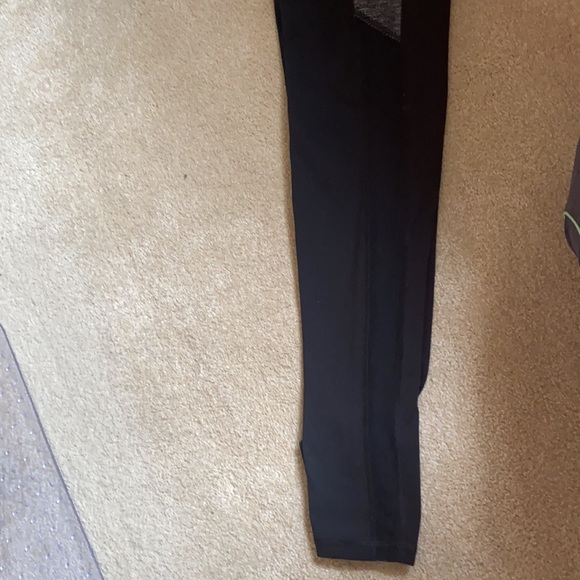 Old navy Active High Rise Leggings with Pockets - Picture 5 of 9